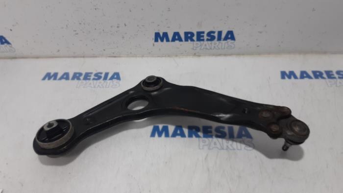Front lower wishbone, left from a Renault Scénic IV (RFAJ) 1.3 TCE 140 16V 2018