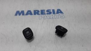 Używane Przelacznik combi okienny Fiat Panda (312) 0.9 TwinAir 65 Cena € 40,00 Procedura marży oferowane przez Maresia Parts