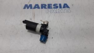Używane Pompa spryskiwacza przód Renault Scénic III (JZ) 1.5 dCi 105 Cena € 10,00 Procedura marży oferowane przez Maresia Parts