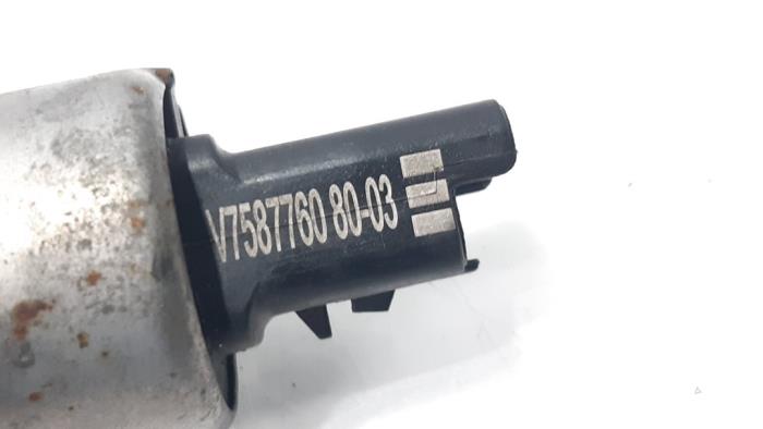 Camshaft sensor from a Peugeot 308 (L3/L8/LB/LH/LP) 1.2 12V VTi PureTech 82 2014