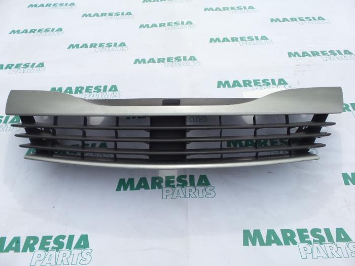 Używane Grill Renault Laguna II Grandtour (KG) 1.8 16V Cena € 35,00 Procedura marży oferowane przez Maresia Parts