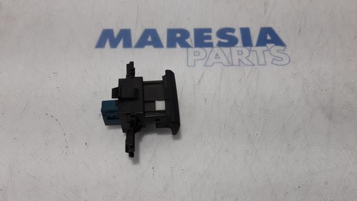 Gebrauchte Handbremse Schalter Peugeot 508 SW (8E/8U) 2.0 HDiF 16V Autom. Preis € 35,00 Margenregelung angeboten von Maresia Parts
