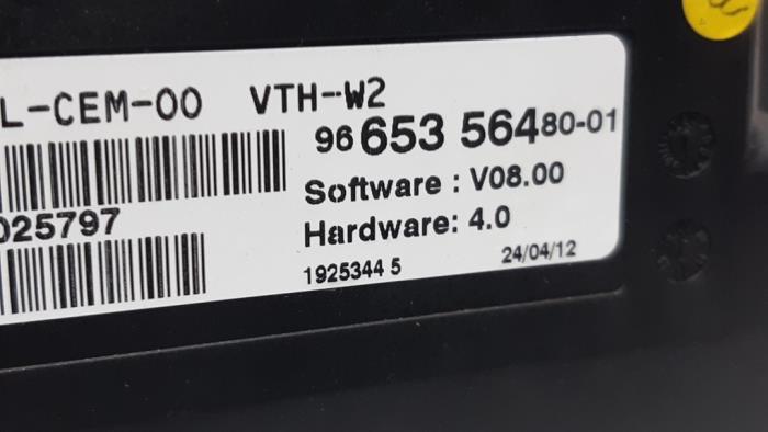 Frontscheibenanzeige van een Peugeot 508 SW (8E/8U) 2.0 HDiF 16V Autom. 2012