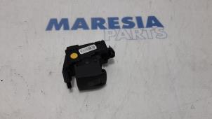 Gebrauchte Handbremse Schalter Renault Scénic III (JZ) 1.5 dCi 105 Preis € 15,00 Margenregelung angeboten von Maresia Parts