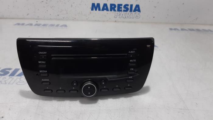 Radio CD player from a Opel Combo 1.3 CDTI 16V ecoFlex 2015