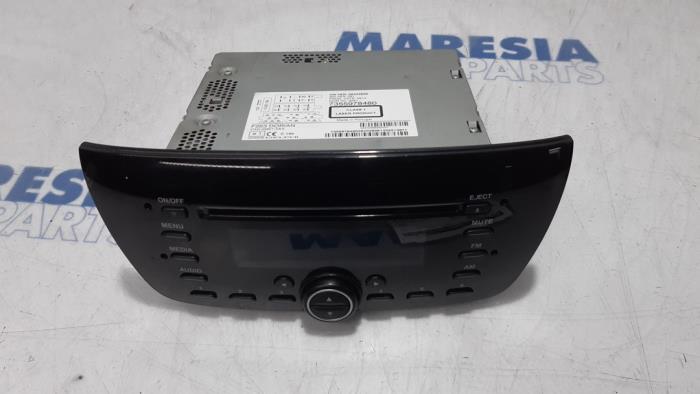 Radio CD player from a Opel Combo 1.3 CDTI 16V ecoFlex 2015