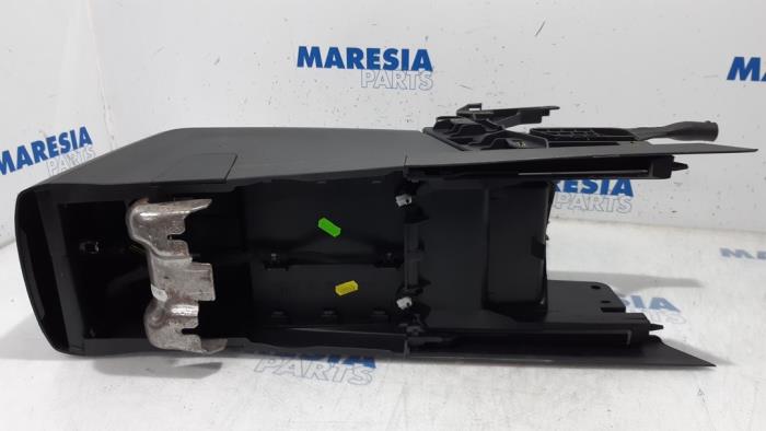 Middle console from a Peugeot 5008 I (0A/0E) 1.6 THP 16V 2011