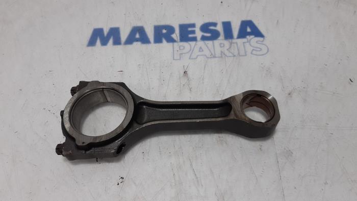Connecting rod from a Citroën Jumper (U9) 2.2 HDi 120 Euro 4 2008