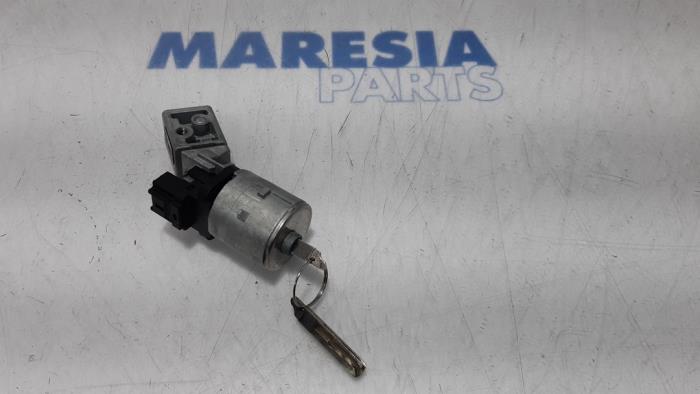 Używane Stacyjka + Kluczyk Peugeot 5008 I (0A/0E) 1.6 THP 16V Cena € 25,00 Procedura marży oferowane przez Maresia Parts