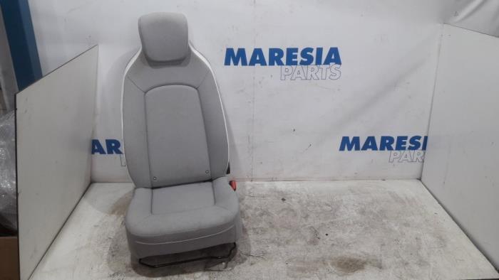 Używane Fotel prawy Renault Zoé (AG) 46kW Cena € 152,25 Procedura marży oferowane przez Maresia Parts