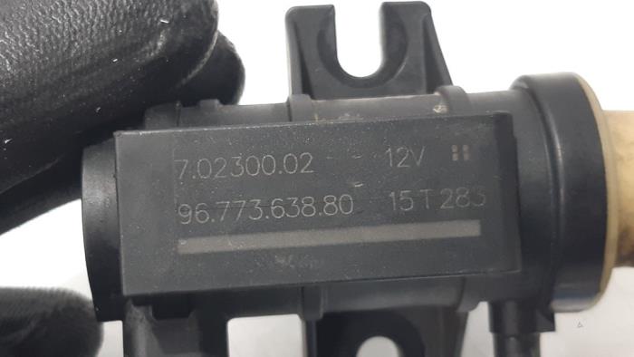 Regulador de presión turbo de un Peugeot 5008 I (0A/0E) 1.6 BlueHDi 120 2015