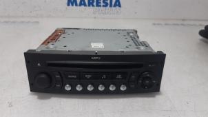 Używane Radioodtwarzacz CD Peugeot 207 CC (WB) 1.6 16V Cena € 60,00 Procedura marży oferowane przez Maresia Parts