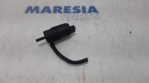 Używane Pompa spryskiwacza przód Fiat 500C (312) 1.2 69 Cena € 15,00 Procedura marży oferowane przez Maresia Parts
