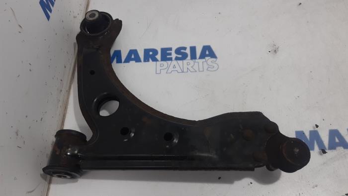 Front lower wishbone, right from a Fiat Bravo (198A) 1.4 16V 2007