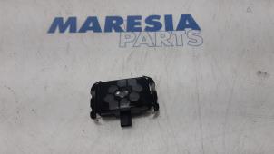Usagé Capteur de pluie Renault Espace (JK) 2.0 dCi 16V 175 FAP Prix € 25,00 Règlement à la marge proposé par Maresia Parts