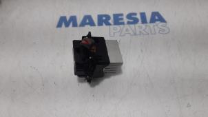 Used Heater resistor Opel Vivaro 1.6 CDTI BiTurbo 140 Price € 24,20 Inclusive VAT offered by Maresia Parts