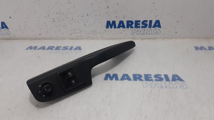 Usados Interruptor combinado de ventanillas Opel Vivaro 1.6 CDTI BiTurbo 140 Precio € 127,05 IVA incluido ofrecido por Maresia Parts