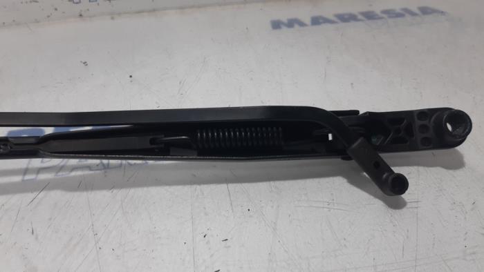 Front wiper arm from a Peugeot 107 1.0 12V 2009