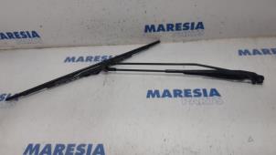 Used Front wiper arm Peugeot 107 1.0 12V Price € 15,00 Margin scheme offered by Maresia Parts