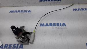 Usados Mecanismo de cerradura de puerta de 4 puertas izquierda detrás Peugeot 107 1.0 12V Precio € 25,00 Norma de margen ofrecido por Maresia Parts