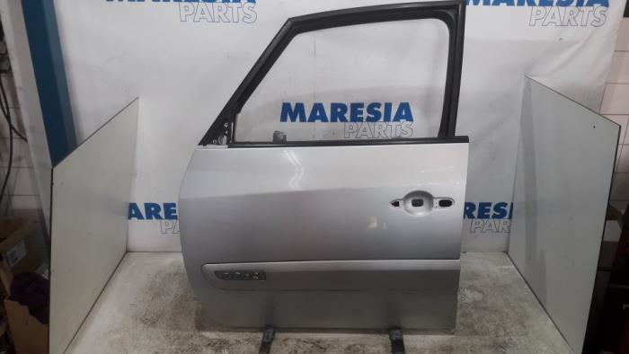 Begagnade Dörr, 4-dörrars, vänster fram Renault Espace (JK) 2.0 dCi 16V 150 FAP Pris € 75,00 Marginaltabell erbjuds av Maresia Parts