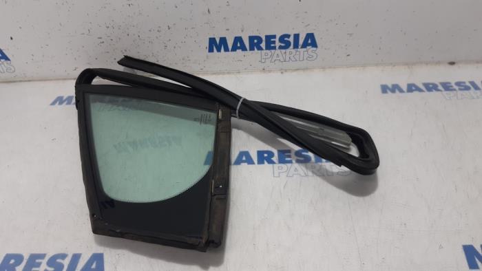 Usados Ventanilla triangular izquierda delante Peugeot 308 (4A/C) 1.6 VTI 16V Precio € 45,00 Norma de margen ofrecido por Maresia Parts