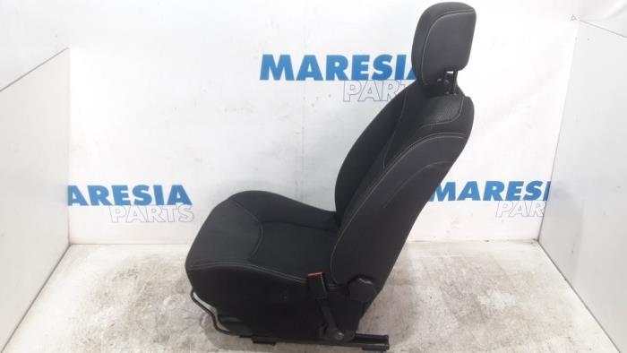Seat, right from a Renault Clio IV (5R) 1.5 Energy dCi 90 FAP 2014