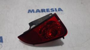 Używane Tylne swiatlo przeciwmgielne Renault Espace (JK) 2.0 dCi 16V 150 FAP Cena € 10,00 Procedura marży oferowane przez Maresia Parts