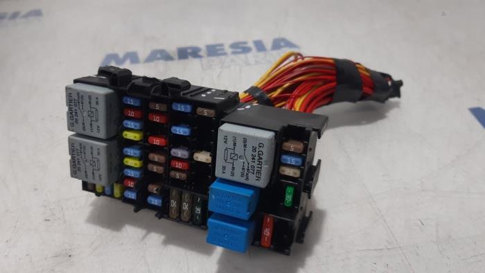 Fuse box from a Renault Clio IV (5R) 0.9 Energy TCE 90 12V 2013
