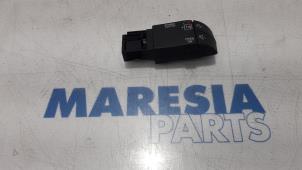 Used Steering wheel mounted radio control Renault Espace (JK) 2.0 dCi 16V 150 FAP Price € 15,00 Margin scheme offered by Maresia Parts