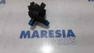 Usados Bomba de agua adicional Renault Espace (JK) 2.0 dCi 16V 150 FAP Precio € 35,00 Norma de margen ofrecido por Maresia Parts