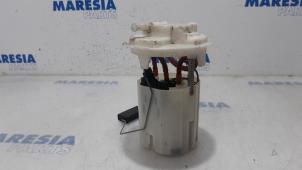 Usados Bomba eléctrica de combustible Peugeot 207 CC (WB) 1.6 16V Precio € 20,00 Norma de margen ofrecido por Maresia Parts