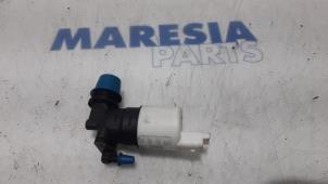 Używane Pompa spryskiwacza przód Peugeot RCZ (4J) 1.6 16V THP Cena € 10,00 Procedura marży oferowane przez Maresia Parts