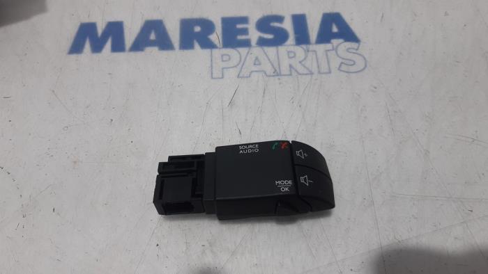 Steering wheel mounted radio control from a Renault Clio IV (5R) 1.5 Energy dCi 90 FAP 2014