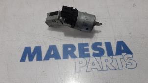 Usagé Serrure de contact + clé Peugeot 207 CC (WB) 1.6 16V Prix € 40,00 Règlement à la marge proposé par Maresia Parts