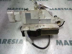 Używane Mechanizm blokady drzwi lewych przednich wersja 4-drzwiowa Peugeot 407 (6D) 2.0 16V Cena € 30,00 Procedura marży oferowane przez Maresia Parts