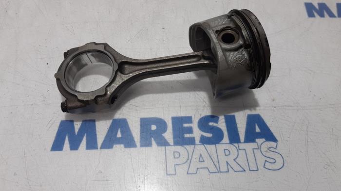Usados Pistón Renault Grand Scénic II (JM) 2.0 16V Precio € 75,00 Norma de margen ofrecido por Maresia Parts