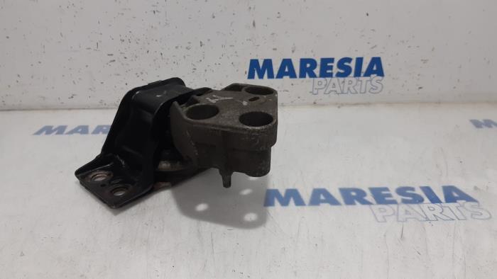 Used Engine mount Renault Clio III (BR/CR) 1.2 16V 75 Price € 24,99 Margin scheme offered by Maresia Parts