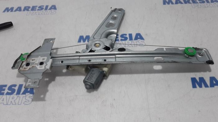 Window mechanism 4-door, front right from a Peugeot 5008 I (0A/0E) 1.6 THP 16V 2011