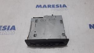 Used Radio CD player Renault Clio III (BR/CR) 1.2 16V 75 Price € 65,00 Margin scheme offered by Maresia Parts