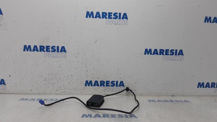 Używane Modul USB Renault Clio III (BR/CR) 1.2 16V 75 Cena € 50,00 Procedura marży oferowane przez Maresia Parts