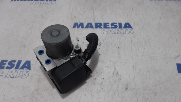 Begagnade ABS-pump Peugeot 5008 I (0A/0E) 1.6 THP 16V Pris € 129,99 Marginaltabell erbjuds av Maresia Parts