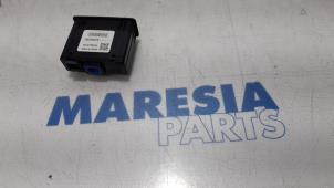Używane Modul USB Renault Espace (RFCJ) 1.6 Energy dCi 160 EDC Cena € 70,00 Procedura marży oferowane przez Maresia Parts