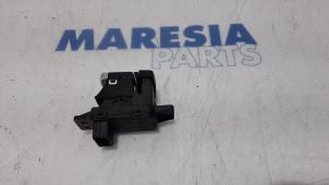 Used Parking brake switch Renault Espace (RFCJ) 1.6 Energy dCi 160 EDC Price € 30,00 Margin scheme offered by Maresia Parts