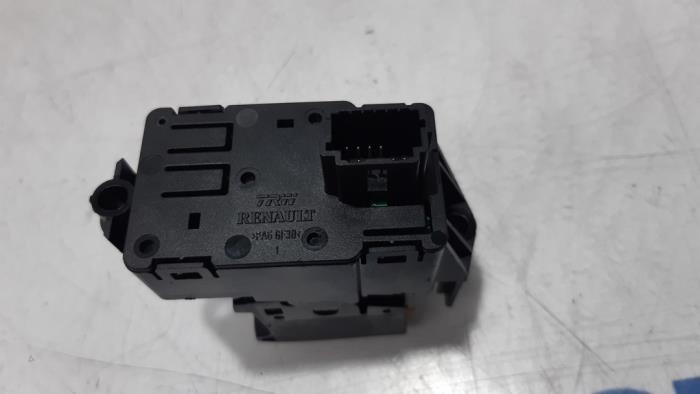 Parking brake switch from a Renault Scénic III (JZ) 1.6 16V 2009