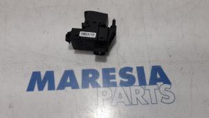 Usados Interruptor de freno de mano Renault Scénic III (JZ) 1.6 16V Precio € 15,00 Norma de margen ofrecido por Maresia Parts