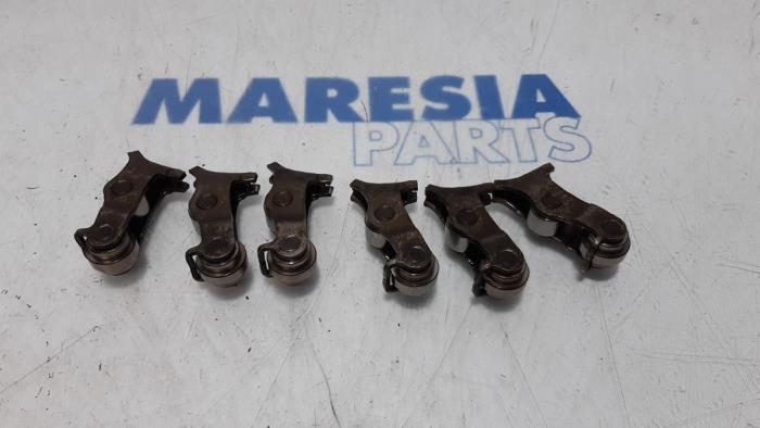 Usagé Culbuteur Peugeot 5008 I (0A/0E) 1.6 VTI 16V Prix € 50,00 Règlement à la marge proposé par Maresia Parts