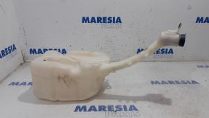 Used Front windscreen washer reservoir Alfa Romeo Brera (939) 2.2 JTS 16V Price € 45,00 Margin scheme offered by Maresia Parts