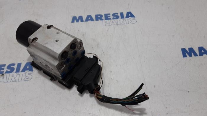Begagnade ABS-pump Alfa Romeo Brera (939) 2.2 JTS 16V Pris € 99,99 Marginaltabell erbjuds av Maresia Parts
