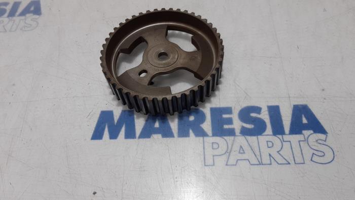 Camshaft sprocket from a Citroën C3 (SC) 1.6 HDi 92 2011